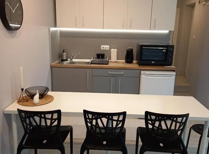 Self -contained Part Of A House With Garden 公寓 *