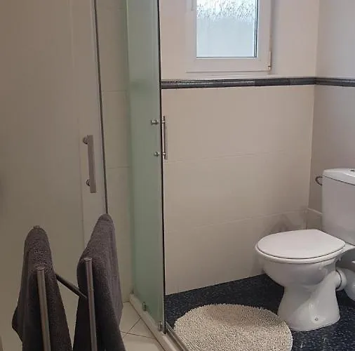 Lejlighed Self -contained Part Of A House With Garden