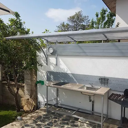 Апартаменты Self -contained Part Of A House With Garden *