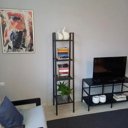 Apartment Self -contained Part Of A House With Garden *